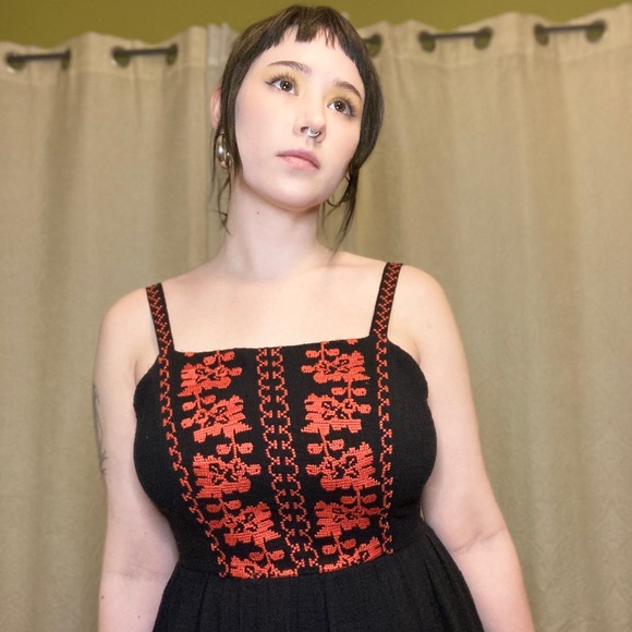 Modcloth Dresses & Skirts - Modcloth embroidered dress